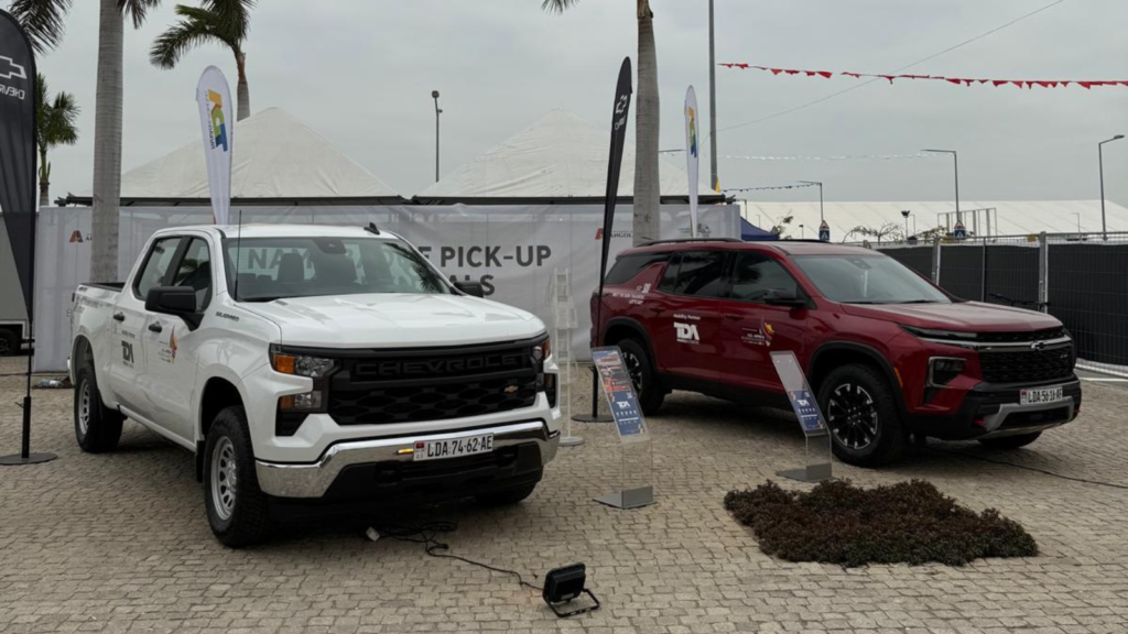 Viaturas Chevrolet Silverado e Traverse com branding TDA em exposição no U.S.–Africa Business Summit 2025