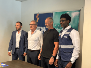 Representantes da TDA e da Anda durante a cerimónia oficial de entrega das viaturas Renault Kwid em Talatona, Angola.