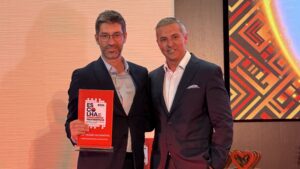 Representante da TDA durante a cerimónia de entrega do Prémio Escolha do Consumidor 2026, distinguindo a empresa como Concessionário Automóvel de referência em Angola